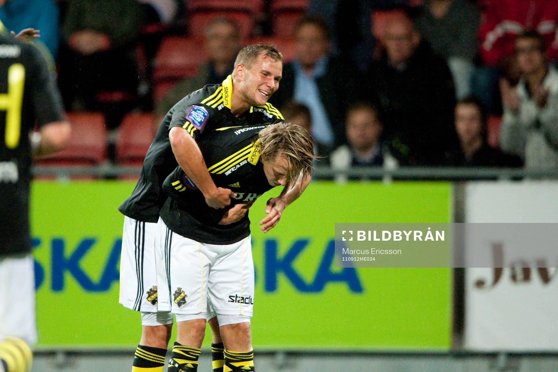  Viktor Lundberg, AIK tackar och bockar efter 1-1. Jubel.