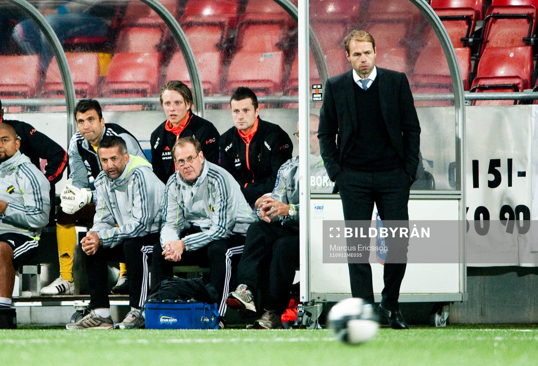 Viktor Lundberg och Admir Catovic på AIK bänken