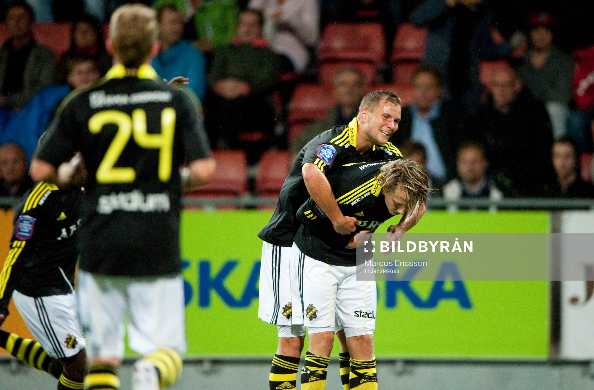  Viktor Lundberg, AIK tackar och bockar efter 1-1. Jubel.