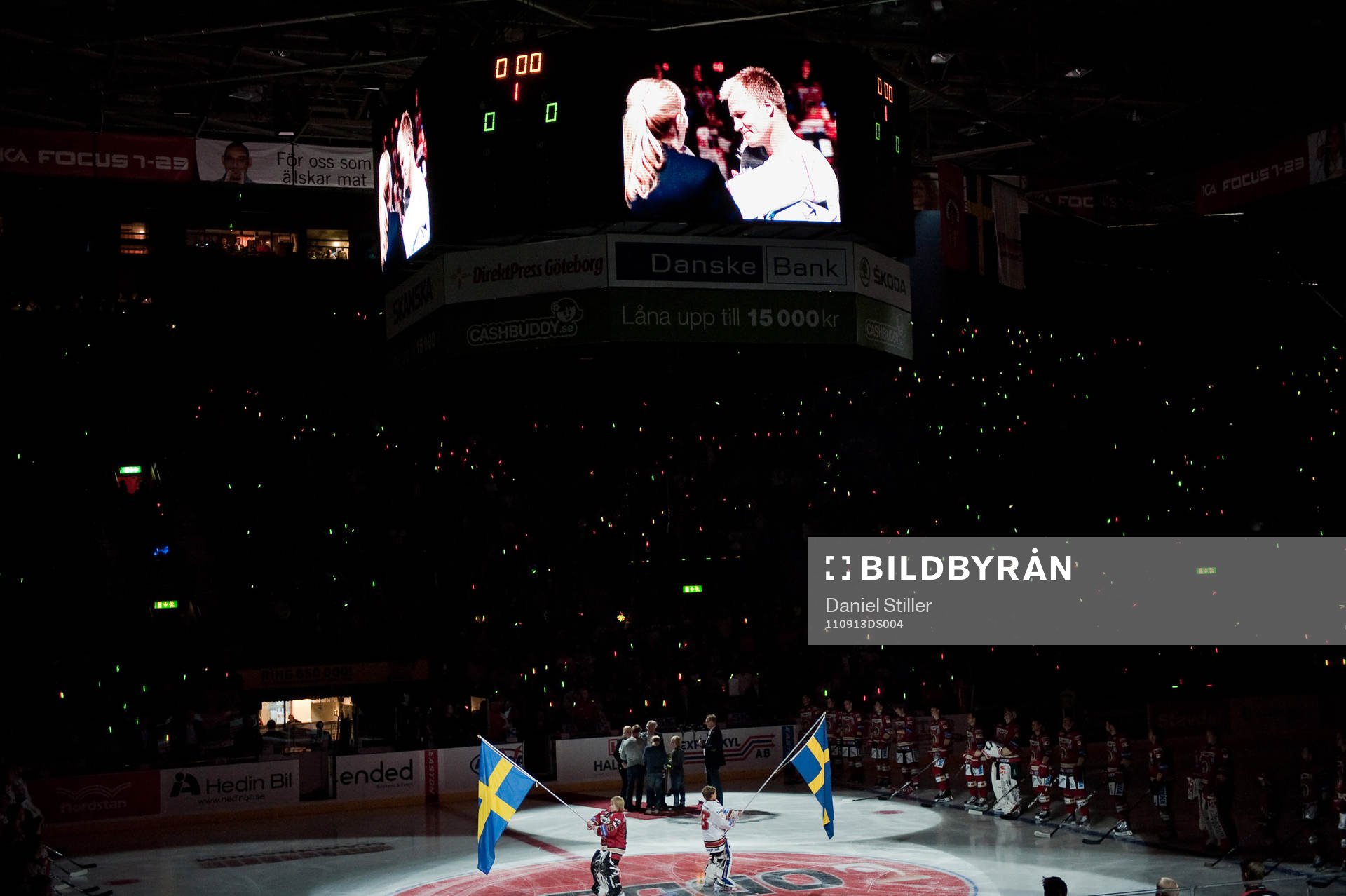 Niklas Andersson tackas av innan matchen