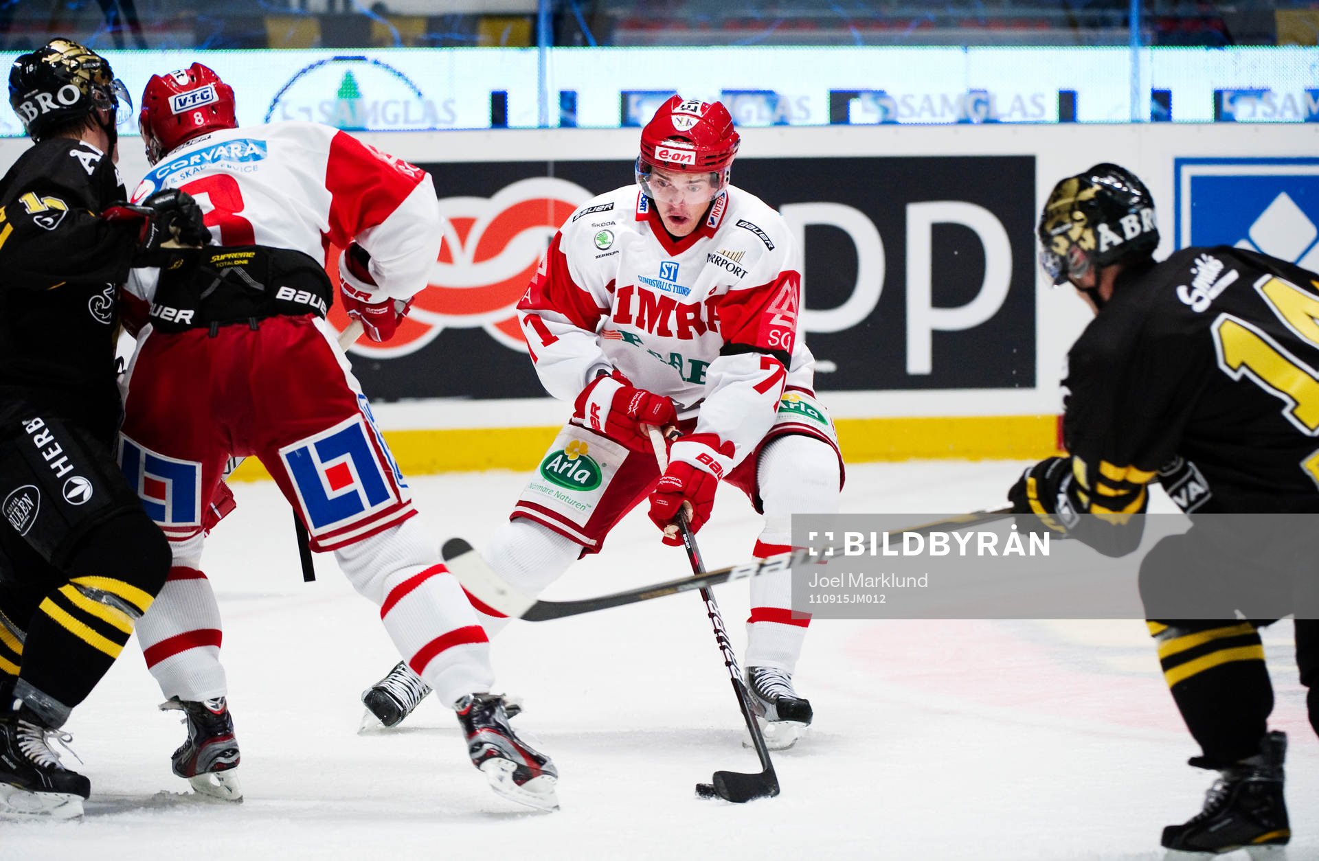 Marcus Högström, Timrå, kontrollerar pucken