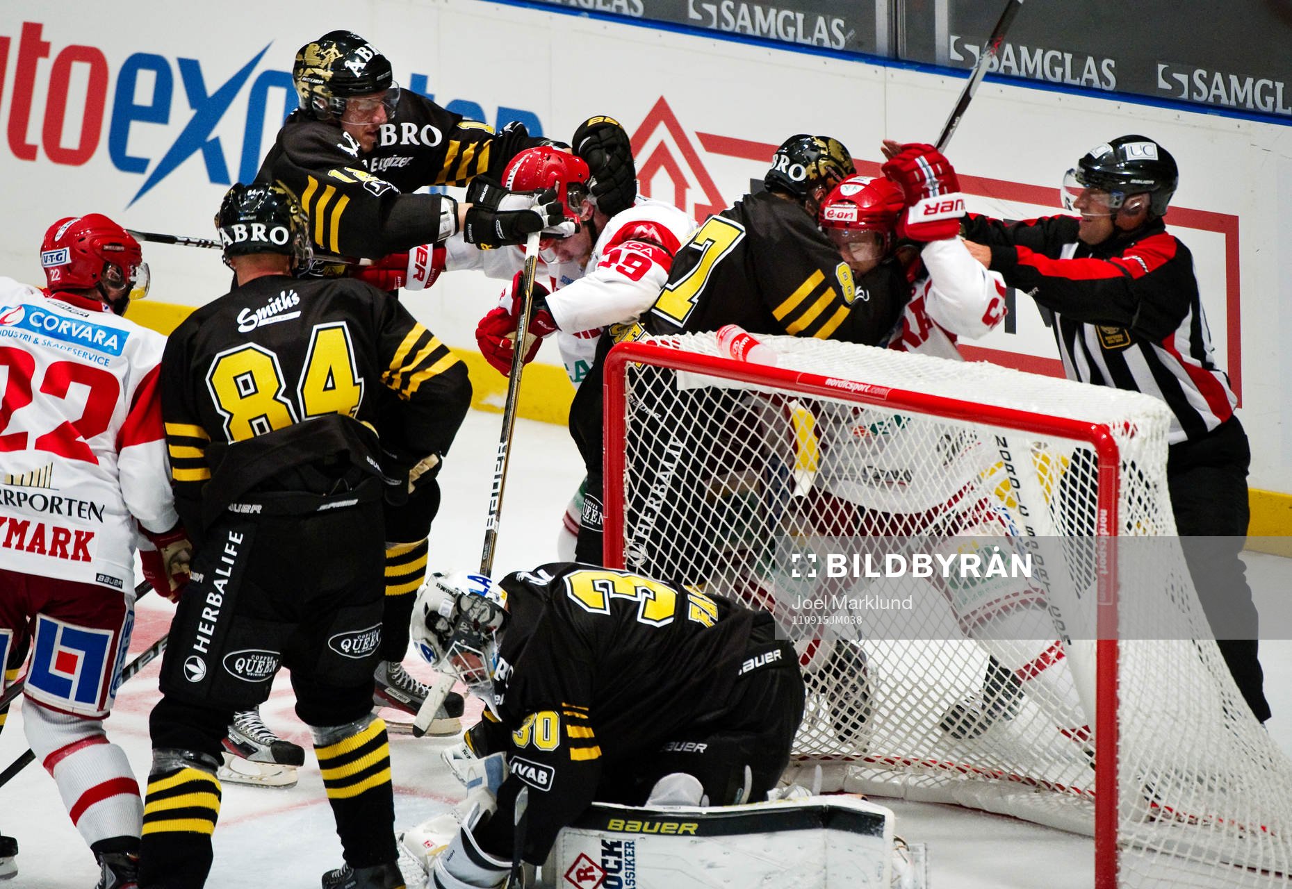 AIK- och Timrå-spelare bråkar bakom mål. Bråk, slagsmål