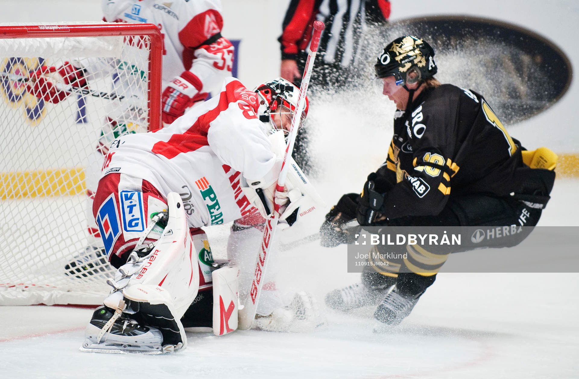 Richard Gynge, AIK, irriterar framför Joakim Lundström,