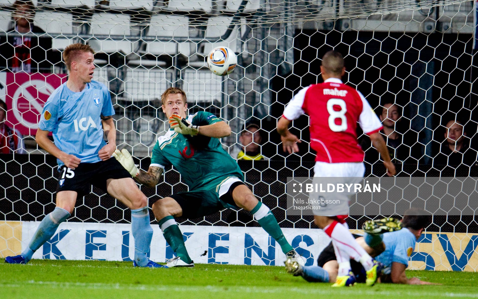 Adam Maher, AZ Alkmaar, slår in 3-0 bakom Johan Dahlin,