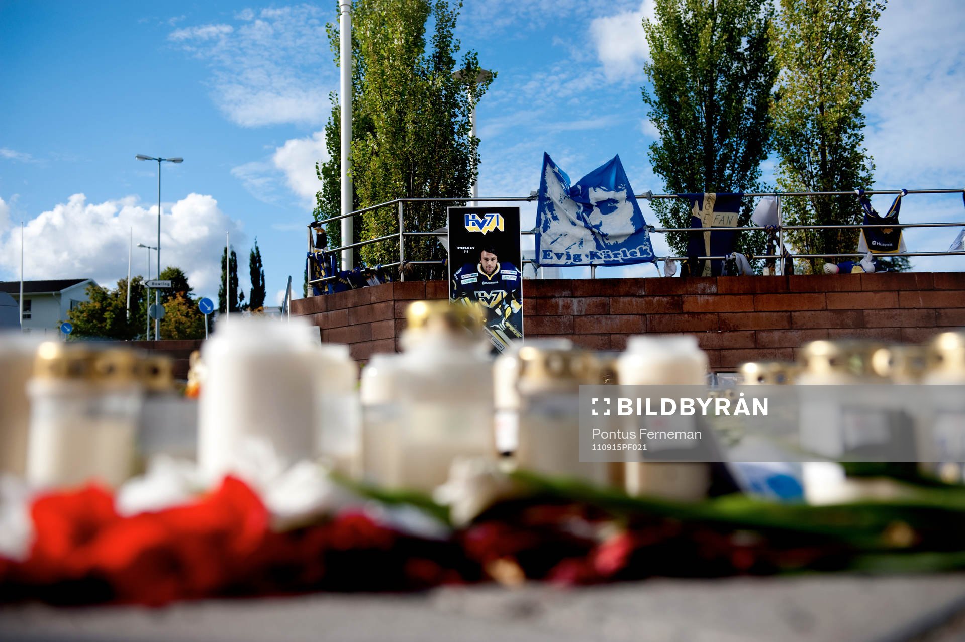 Blommor och ljus utanför Kinnarps Arena för att hedra