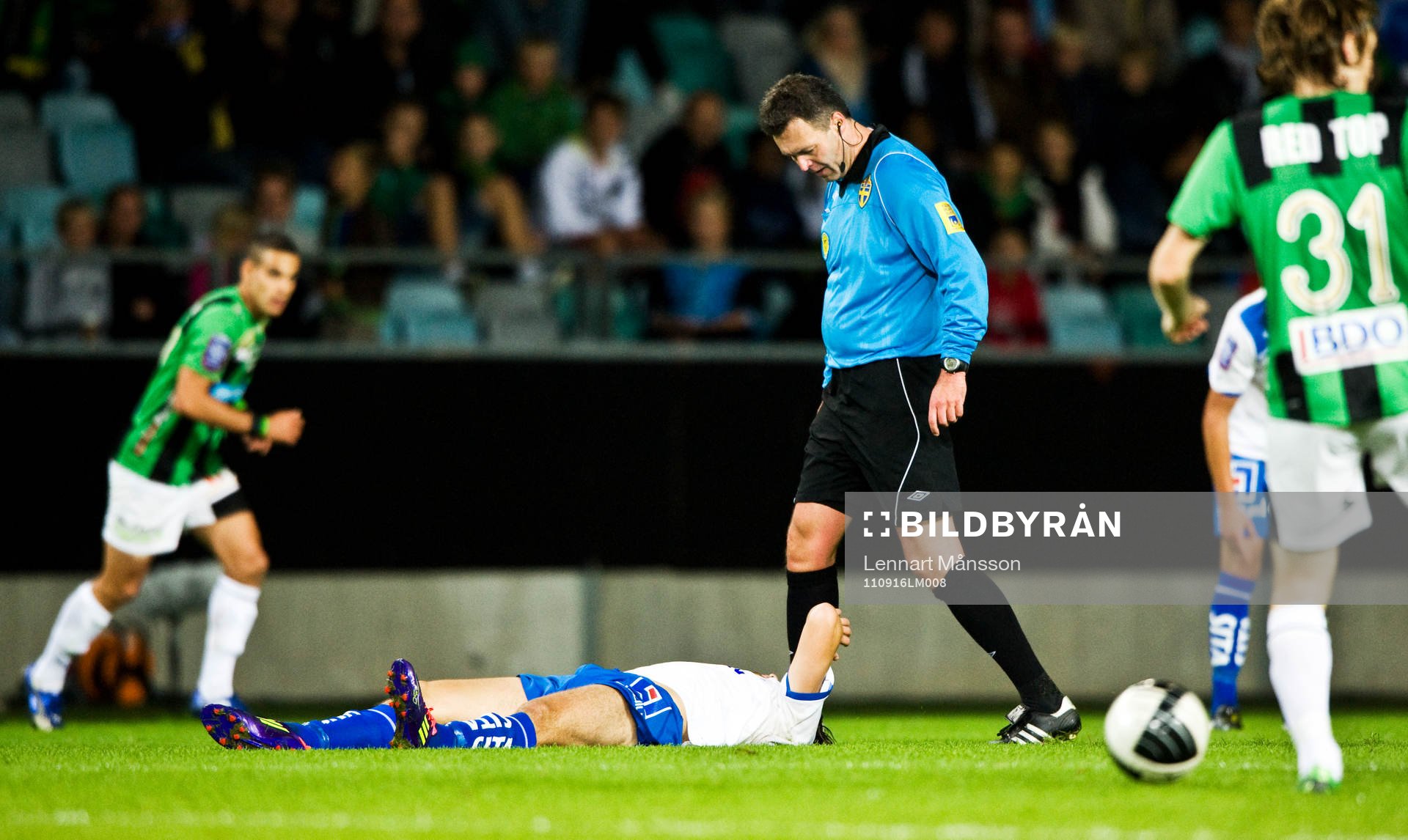 Martin Ingvarsson, domare, tittar till skadad spelare