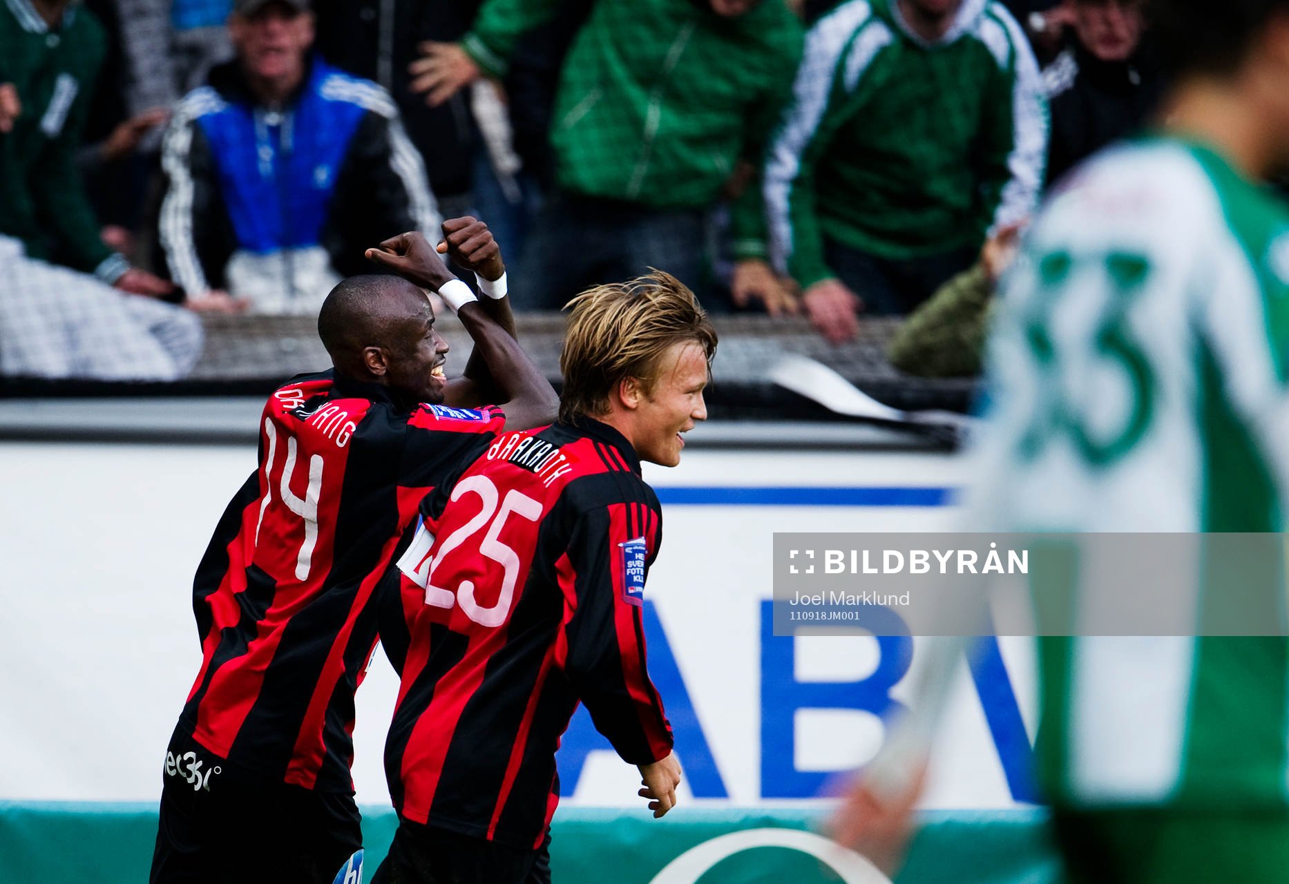  Aziz Corr Nyang och Nicklas Bärkroth, Brommapojkarna, jublar efter 0-1-målet.