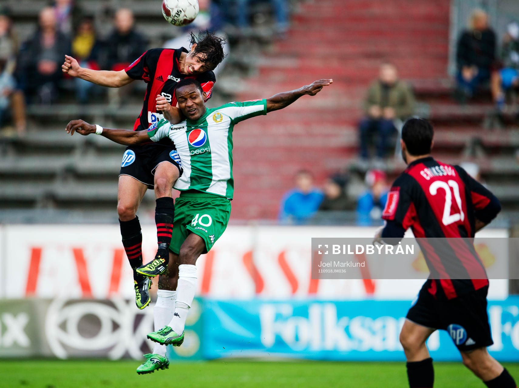  Gabriel Petrovic, Brommapojkarna, i en luftduell med Isaac Pupo, Hammarby.