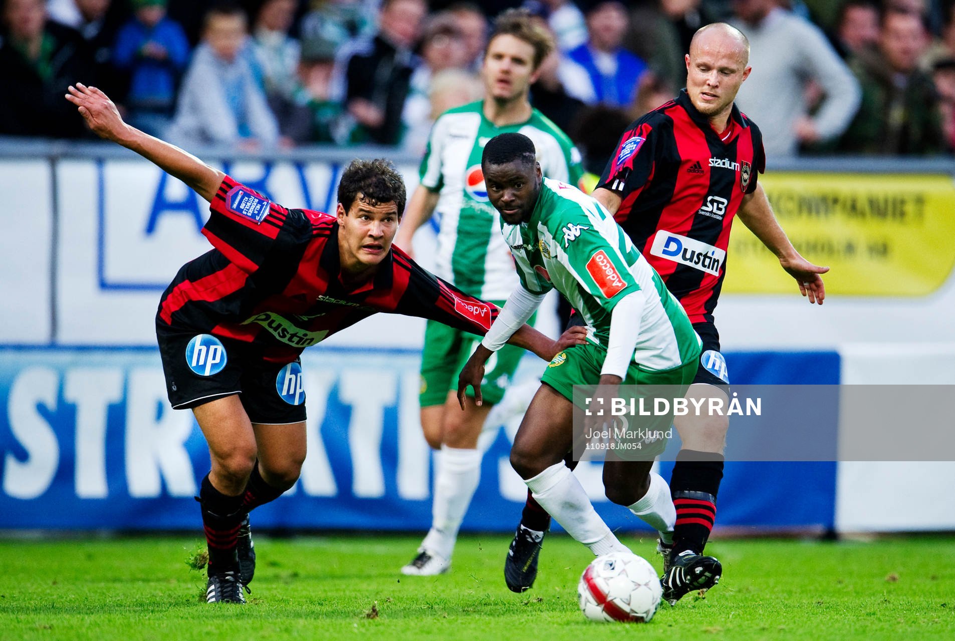  Mauricio Albornoz och Nicklas Carlsson, Brommapojkarna, försöker stoppa Maic Sema, Hammarby.