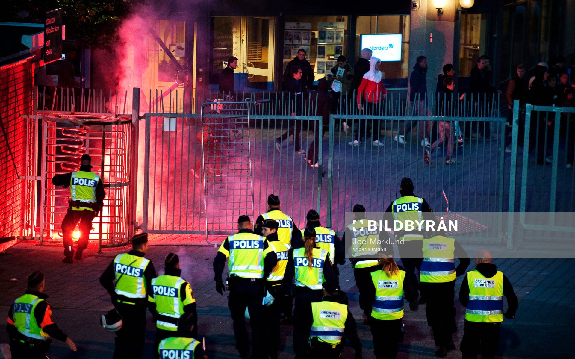 Poliser rusar mot huliganer som försökt storma ett
