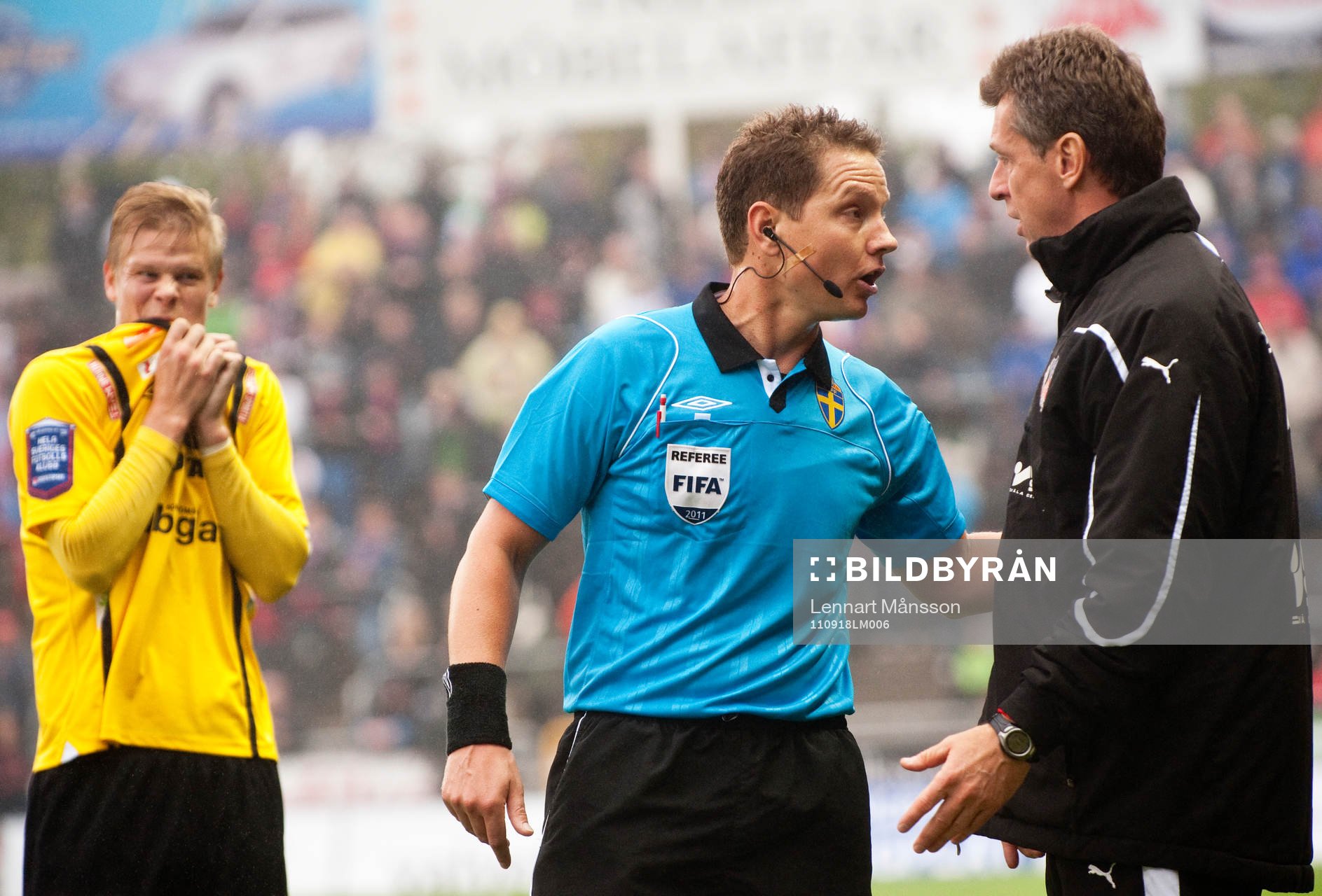 Martin Strömbergsson, domare pratar med Sven Andersson,