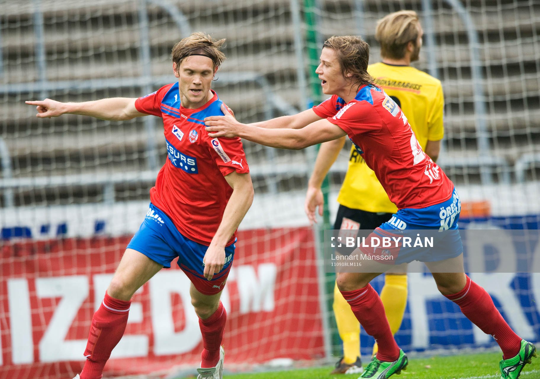  1-0 Thomas Sörum, Helsingborg, som grattas av Simon Thern, som gjorde 2-0