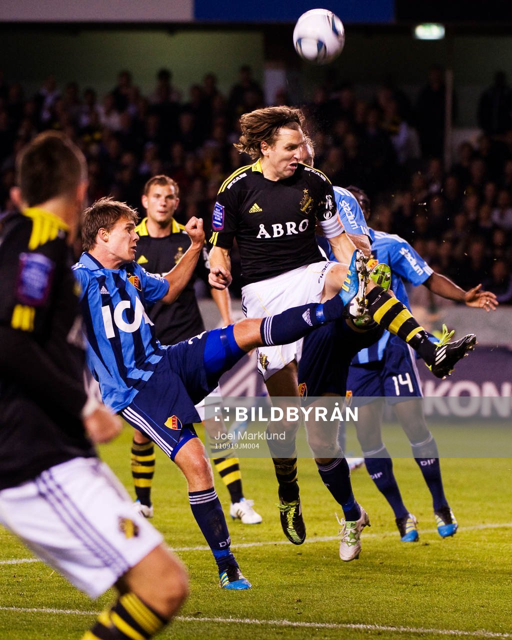  Nicolaj Agger, Djurgården, i en luftduell med Nils-Eric Johansson, AIK.