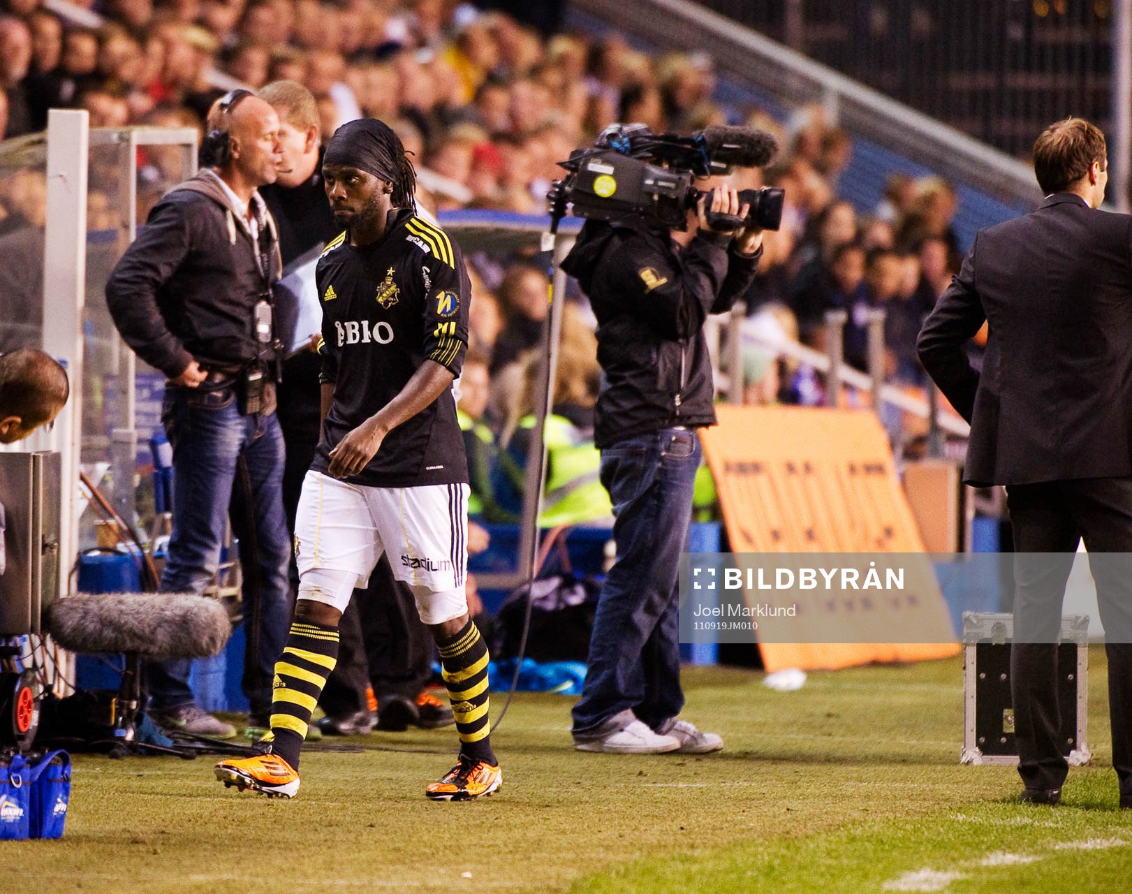 Martin Mutumba, AIK, lämnar planen
