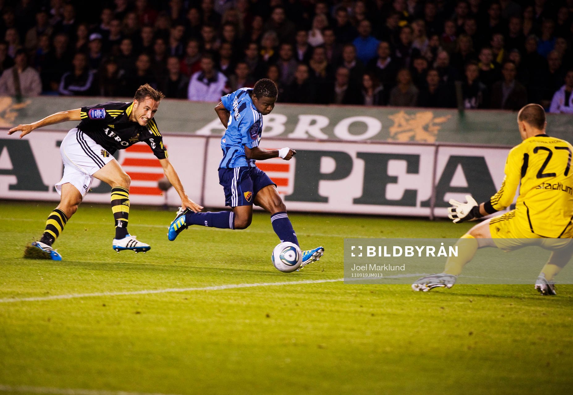 Niklas Backman, AIK, förlorar en närkamp med Kennedy