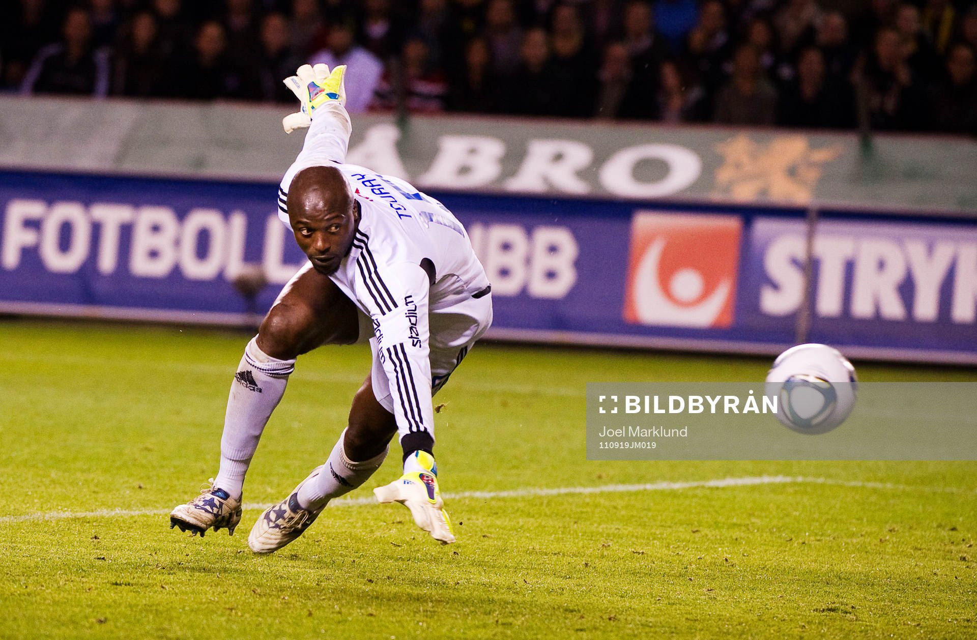 Pa Dembo Touray, målvakt, Djurgården, slänger sig