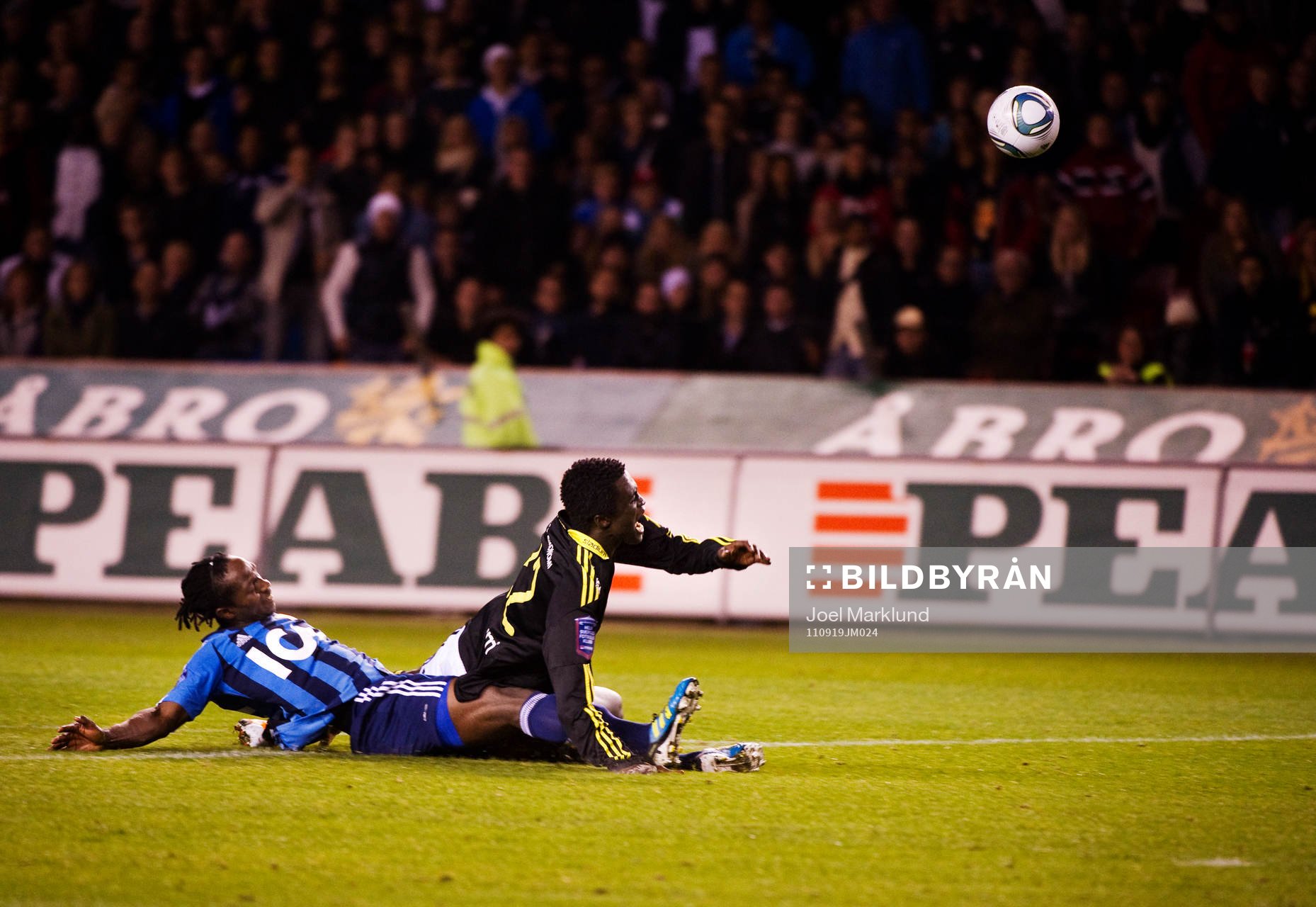  Kebba Ceesay, Djurgården, stoppar Kwame Karikari, AIK.