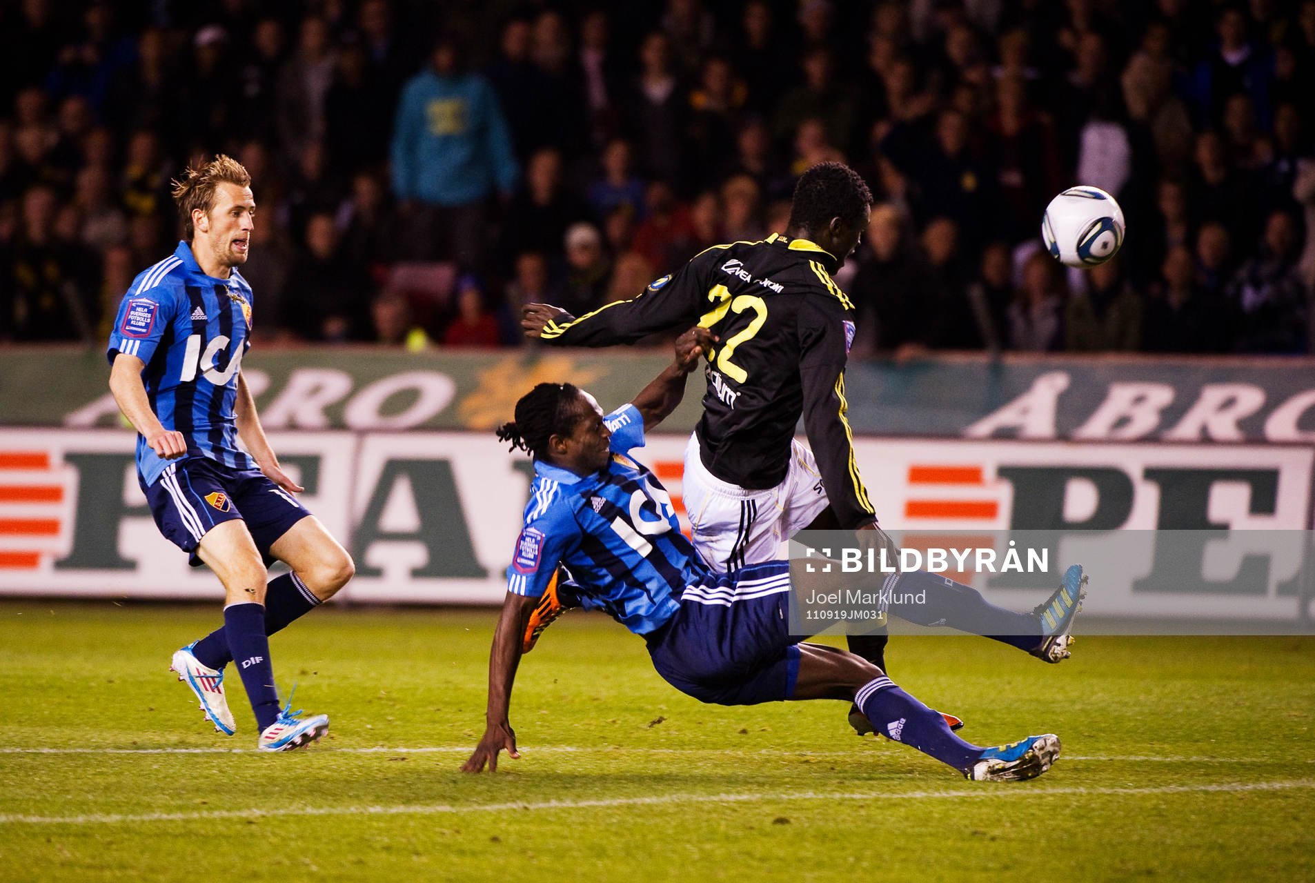  Kebba Ceesay, Djurgården, stoppar Kwame Karikari, AIK.