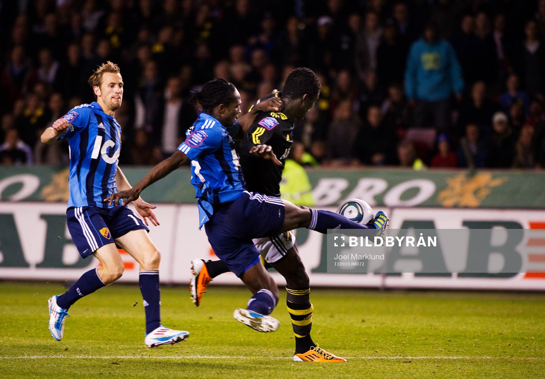  Kebba Ceesay, Djurgården, stoppar Kwame Karikari, AIK.