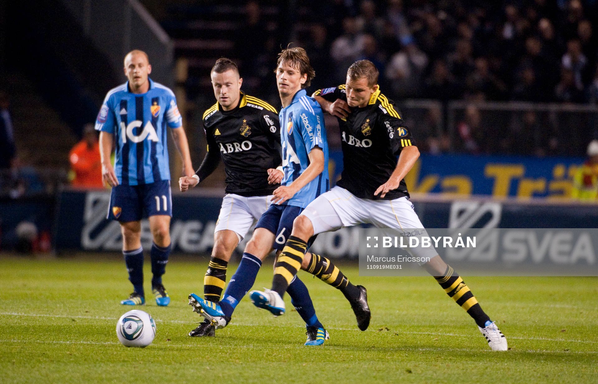  Jani Lyyski, Djurgården, kläm emellan två AIK-spelare.