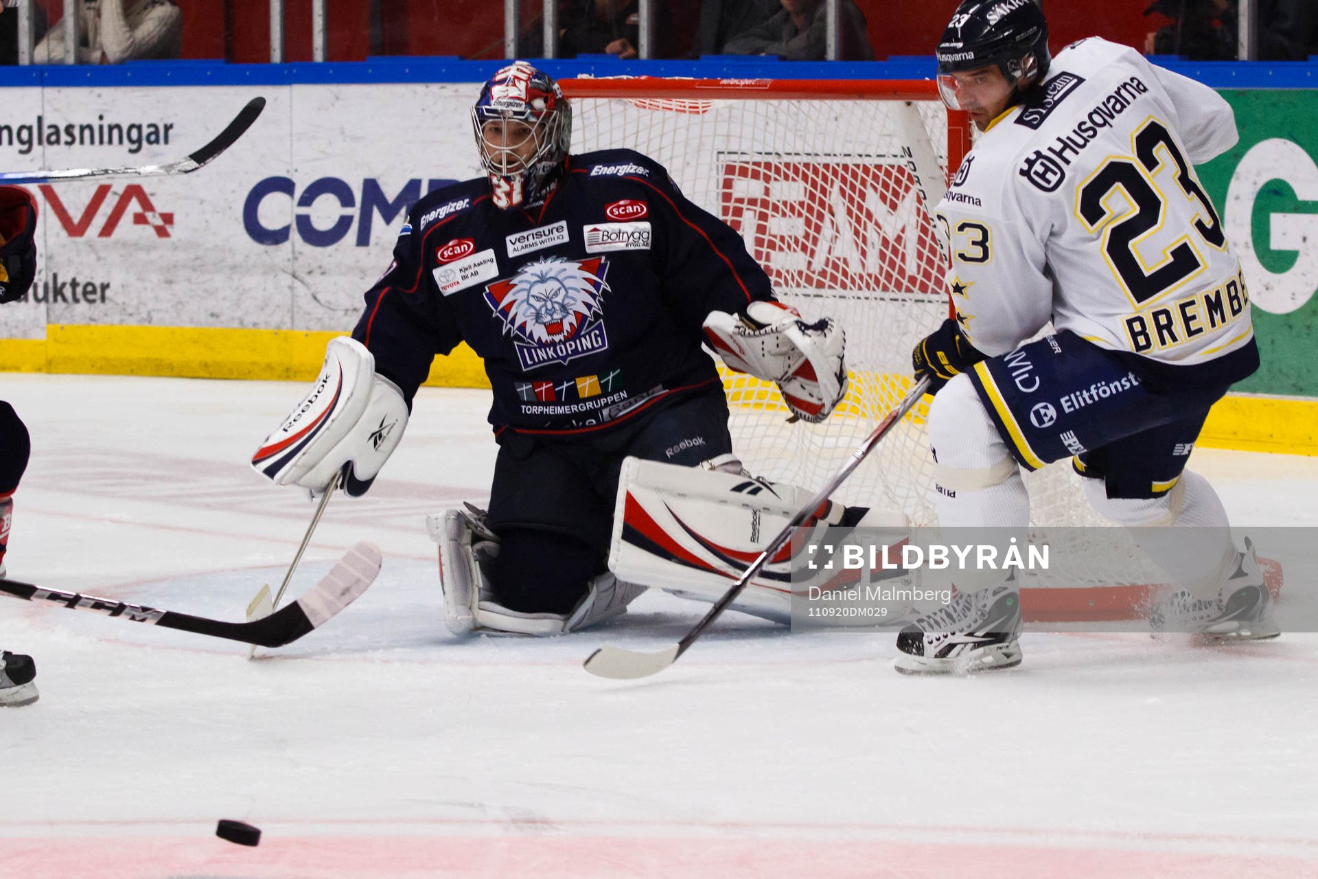 Fredrik Bremberg, HV71 framför Christian Engstrand,