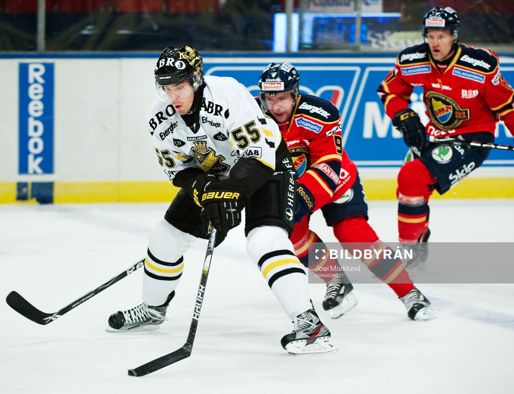 Linus Videll, AIK, tar sig framåt
