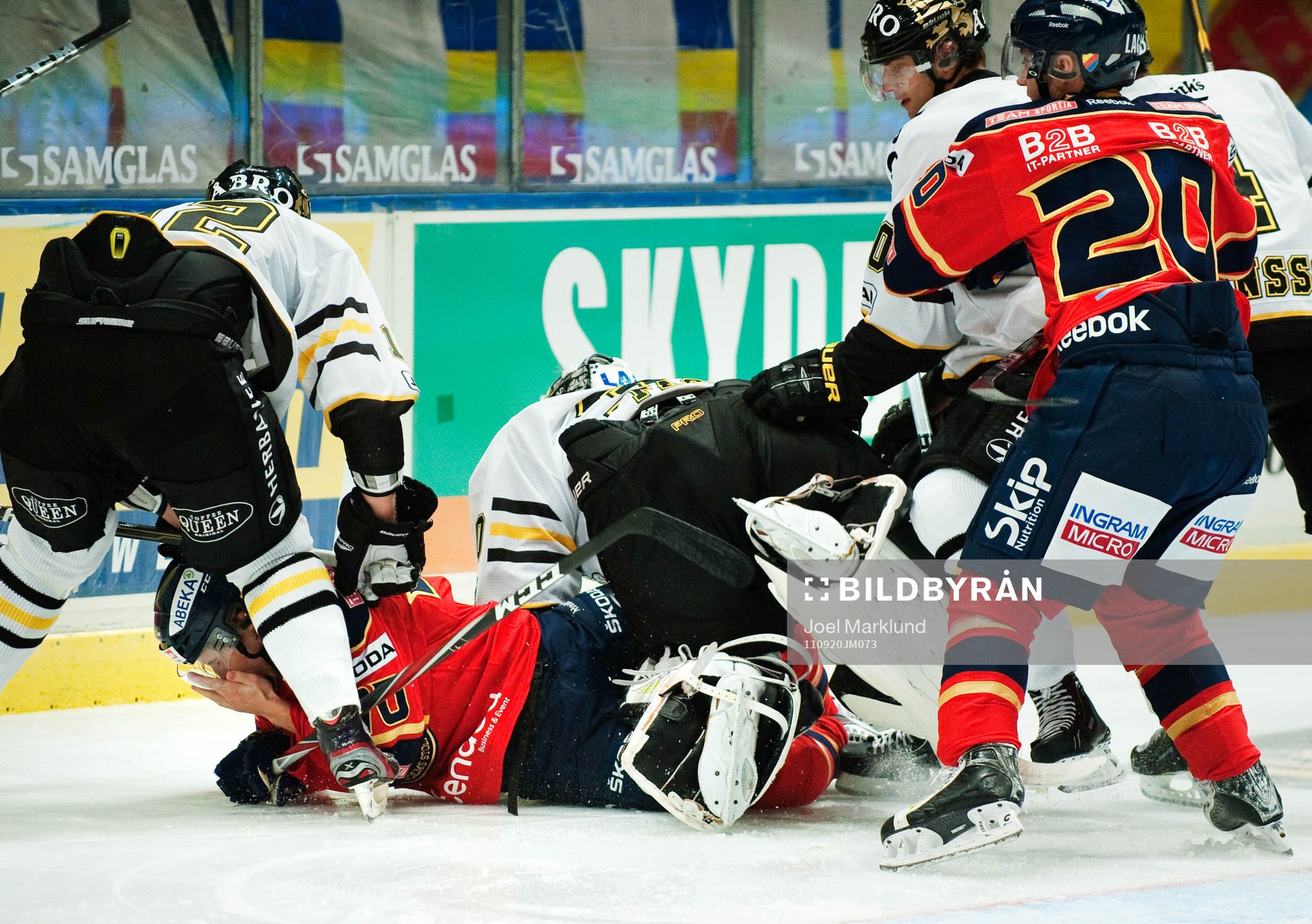 Viktor Fasth, målvakt, AIK, ger sig på Mario Kempe,
