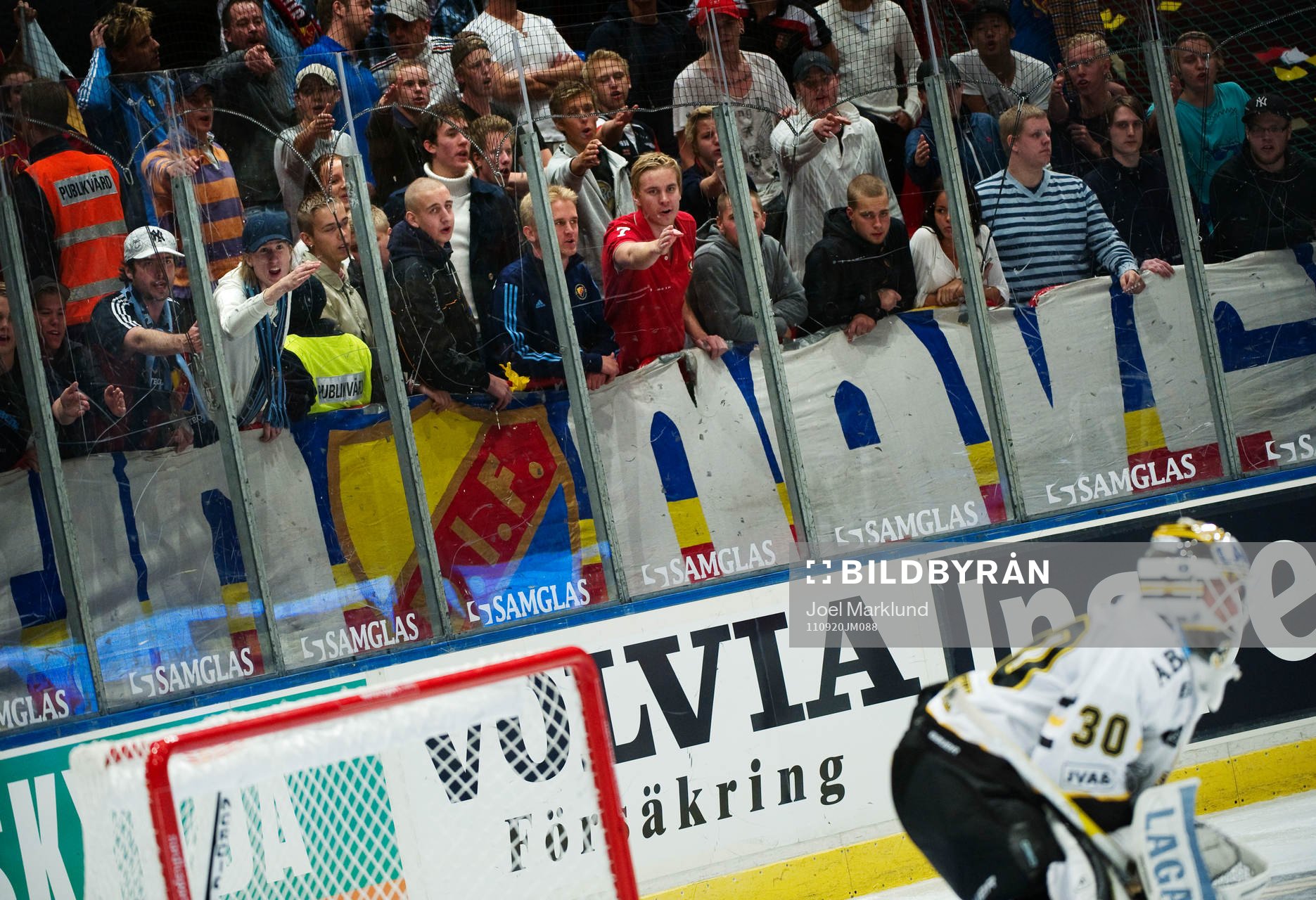 Djurgårddklacken hånar Viktor Fasth, målvakt, AIK