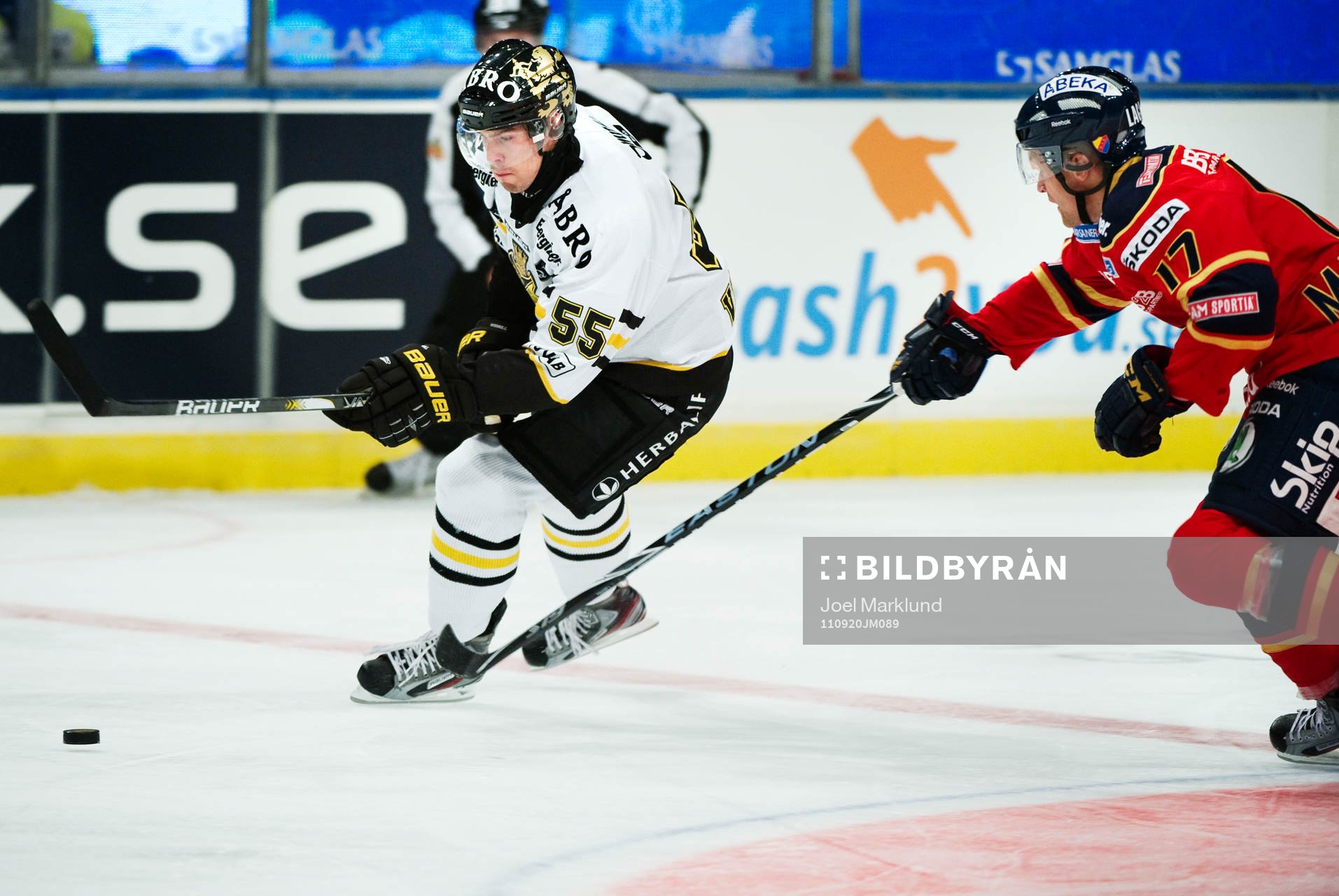 Linus Videll, AIK, tar sig förbi Mathias Tjärnqvist,
