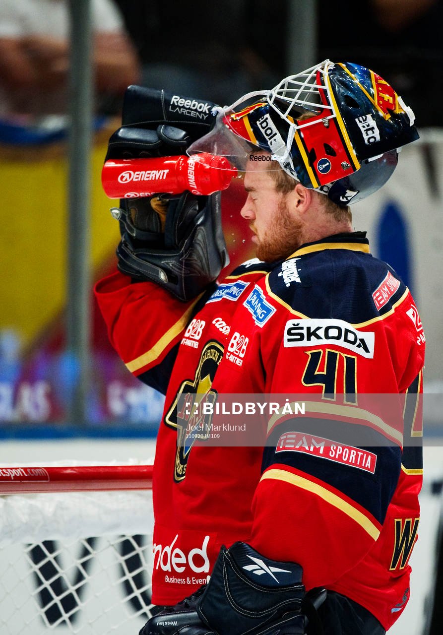 Gustaf Wesslau, målvakt, Djurgården, sprutar vatten i
