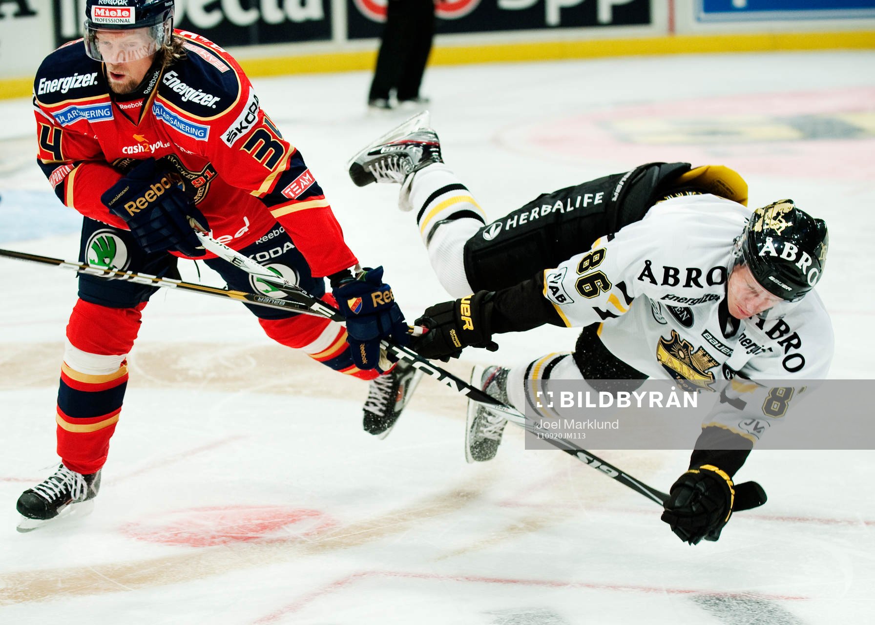 Daniel Tjärnqvist, Djurgården, får Oscar Ahlström, AIK,