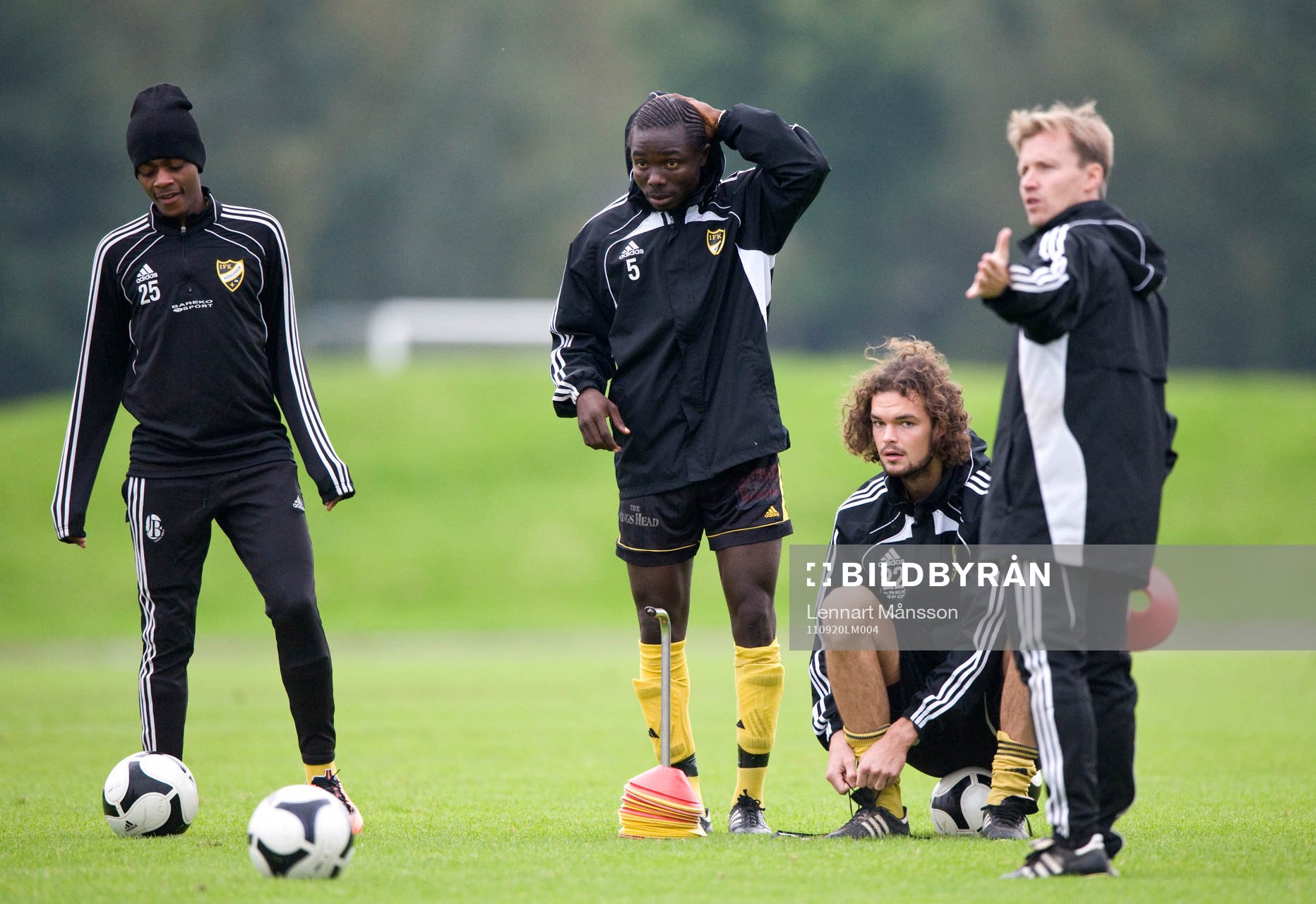 Sandile Hadebe,  Dauda Kanu och Filip Turn lyssnar på
