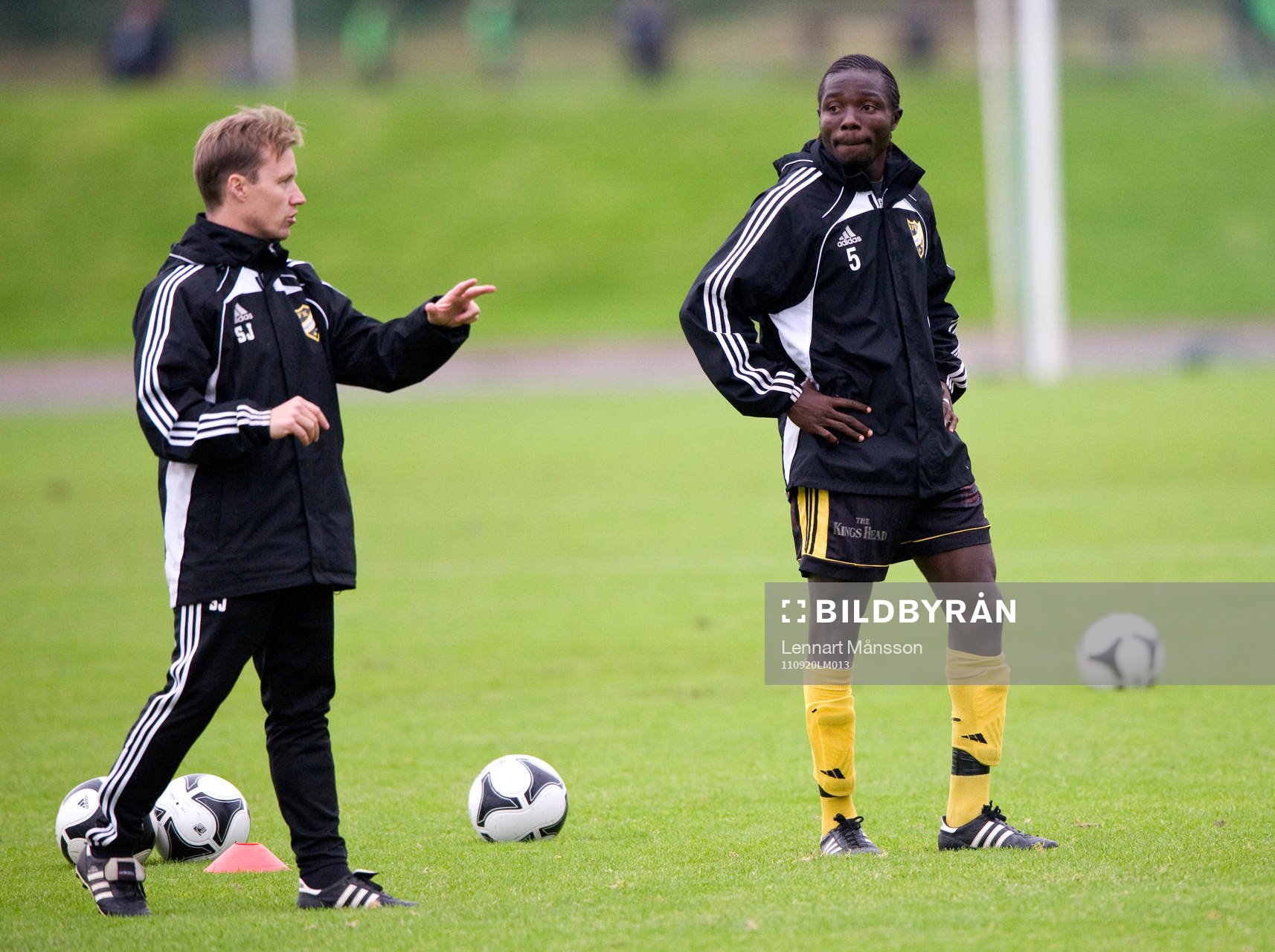 Dauda Kanu och Stefan Jansson, tränare. Instruktion,