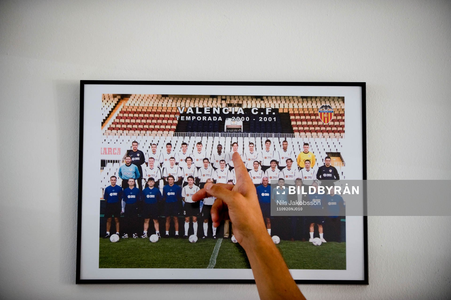 Joachim Björklund pekar ut sig själv på ett lagfoto