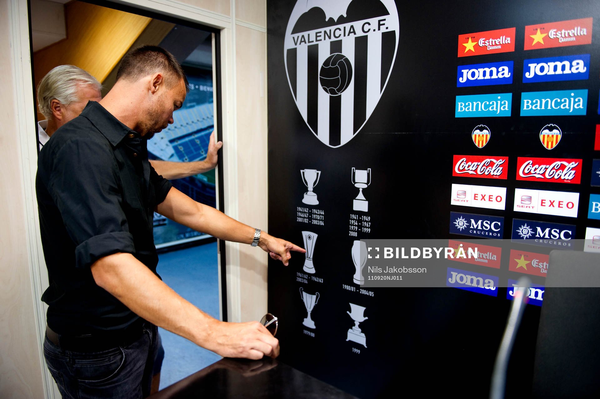 Joachim Björklund visar Valencias meriter