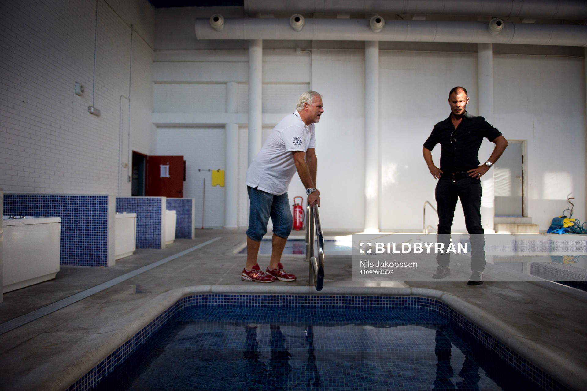 Glenn Hysén och Joachim Björklund vid poolen