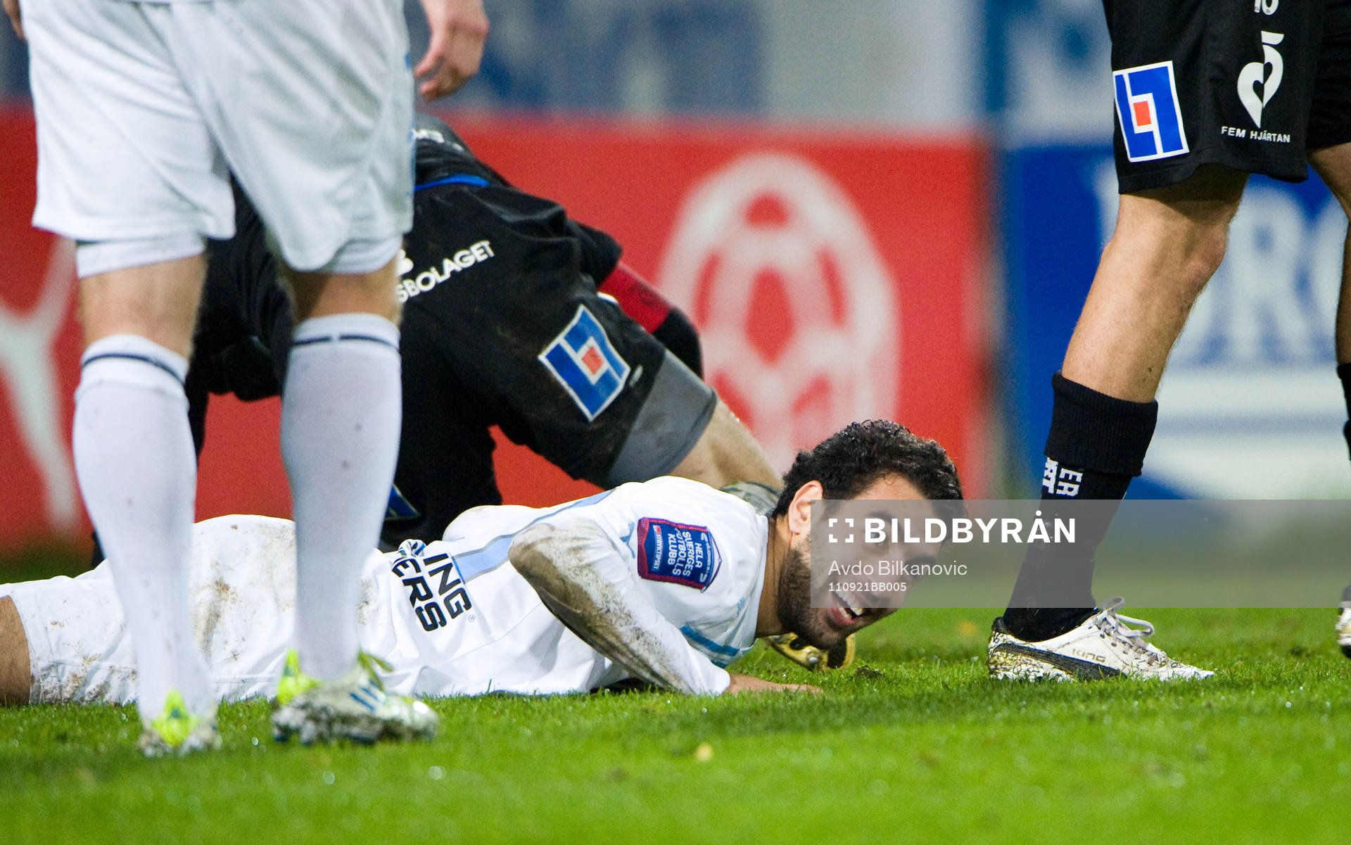 Jimmy Durmaz, Malmö, skrattar liggande