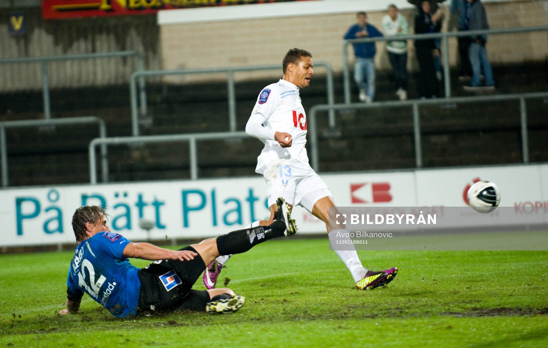 Mathias Ranégie, Malmö, skjuter in 1-0 målet