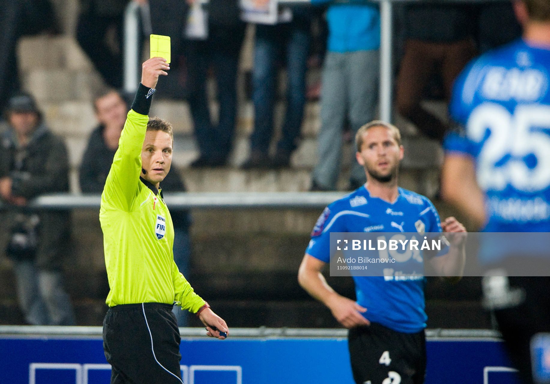 Martin  Strömbergsson, domare, gult kort, varning till