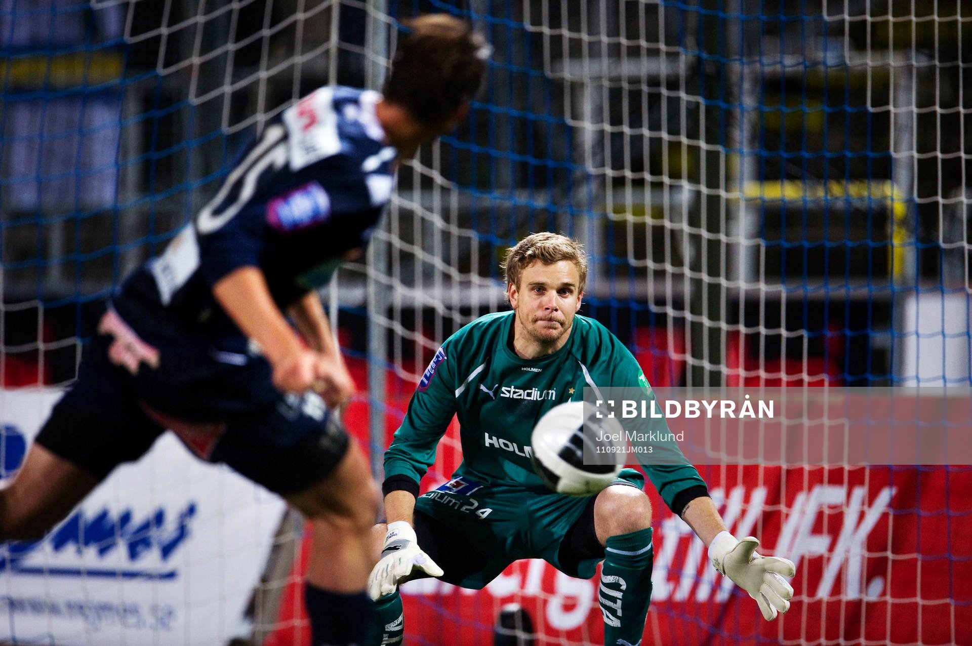 Mikael Dahlberg, Gefle, nickar bollen mot Niklas Westberg,