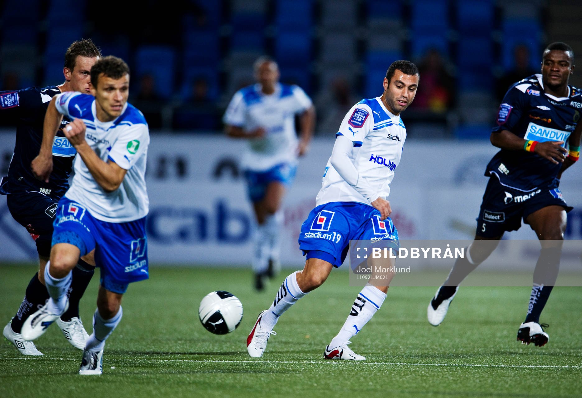 Imad Khalili, Norrköping, passar bollen framåt i ett
