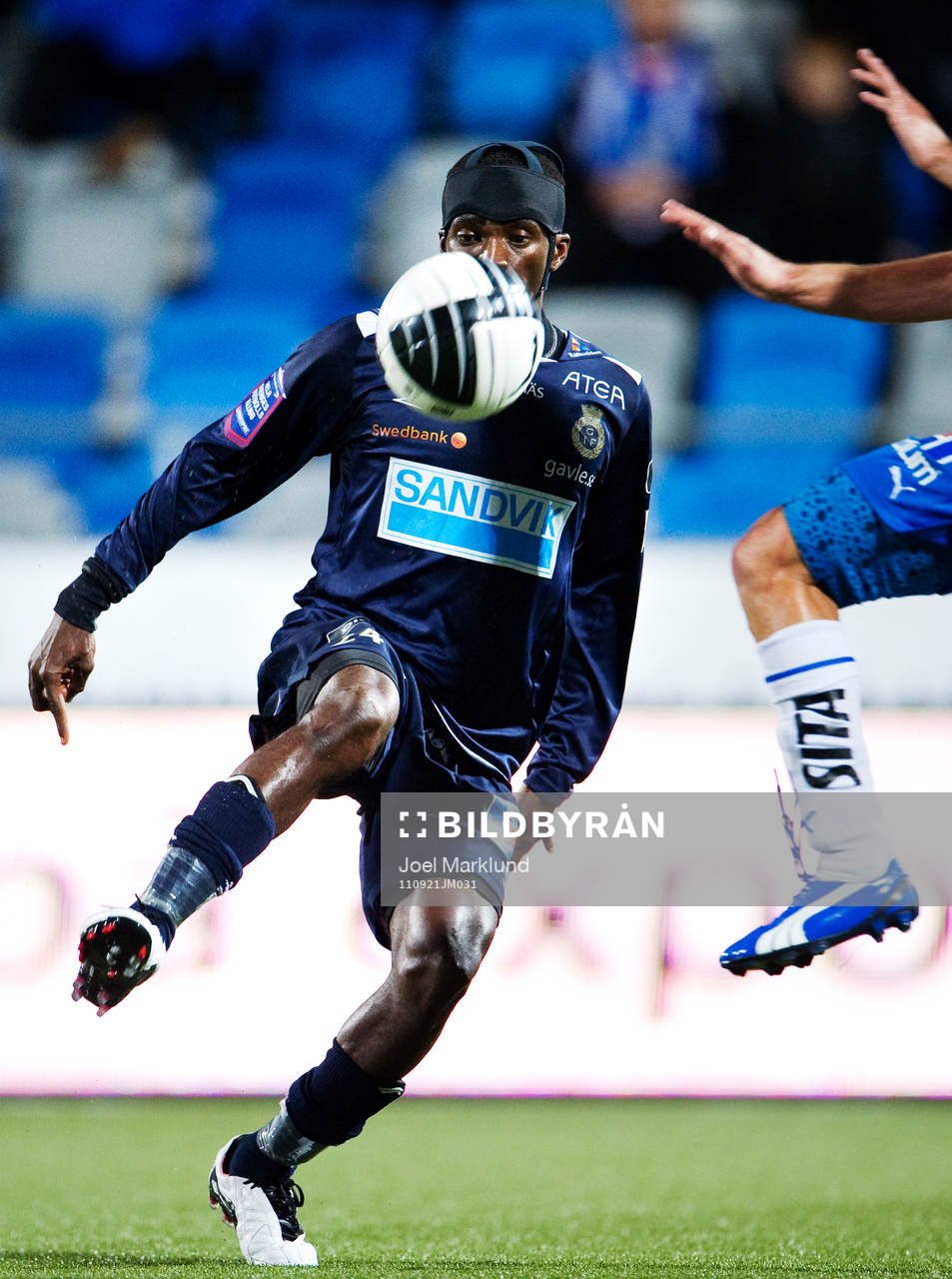 Yussif Chibsah, Gefle, kontrollerar bollen