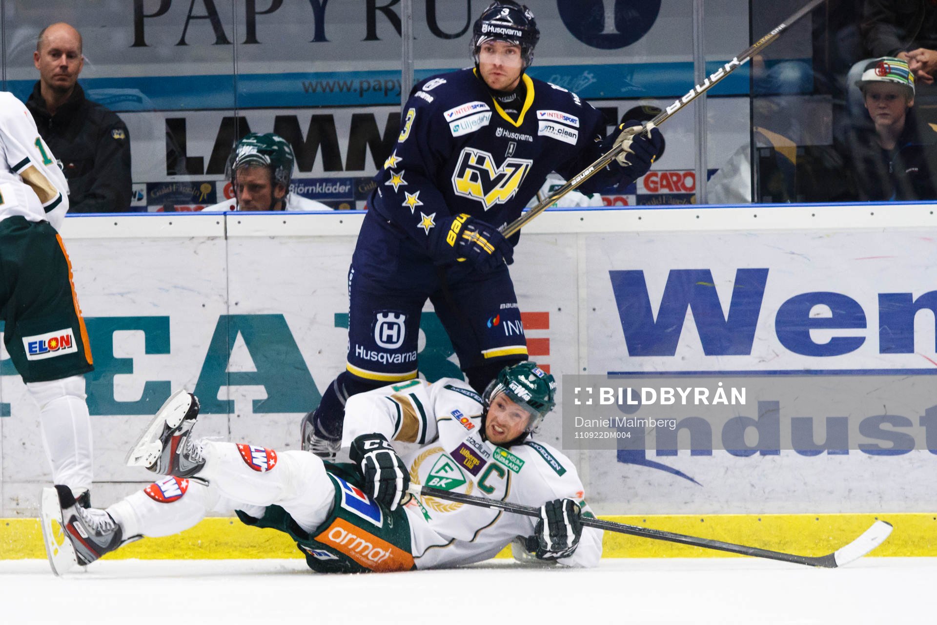 Rickard Wallin, Färjestad, liggande på isen nedanför