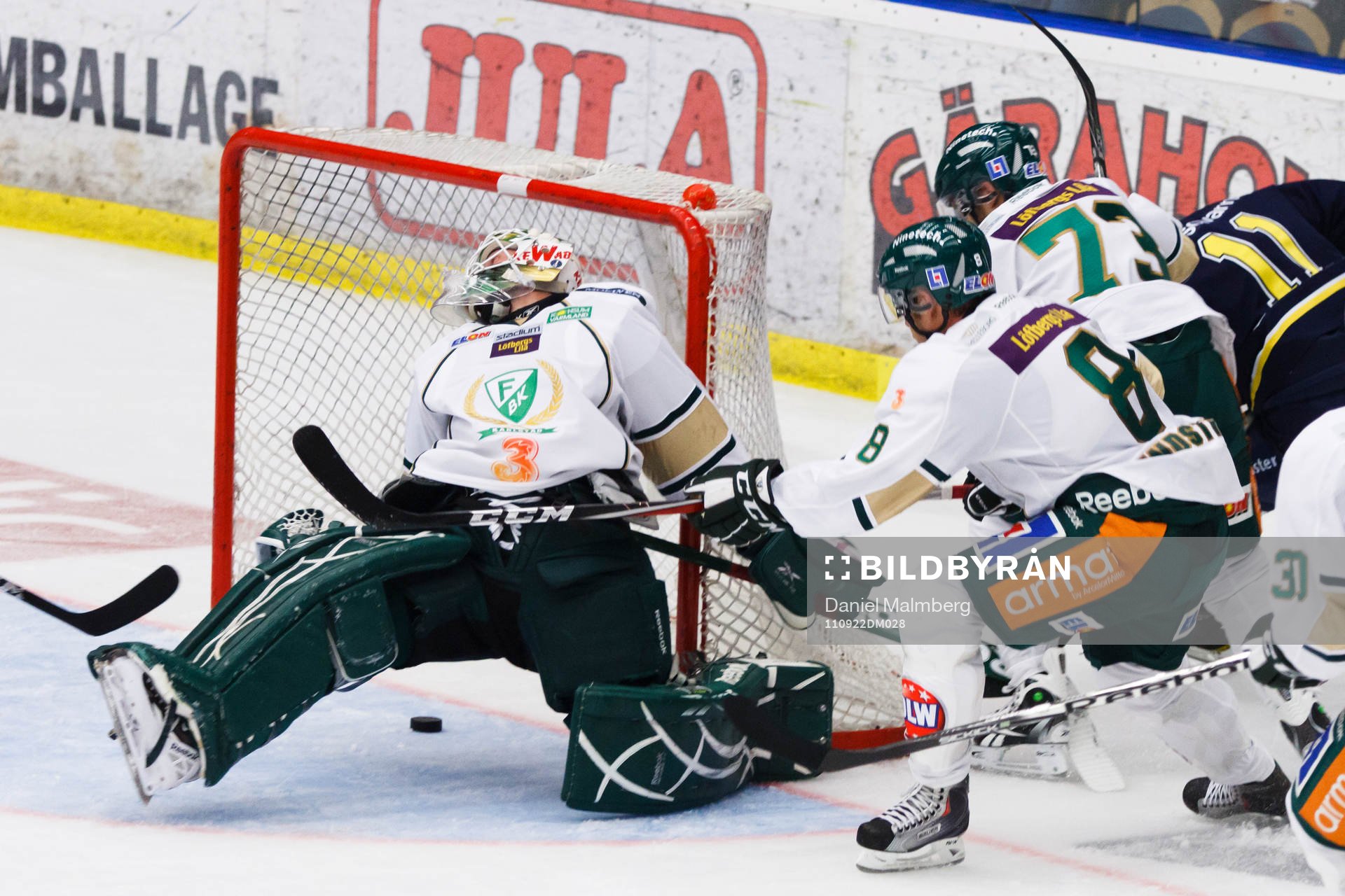 Pucken går in mellan benen på Cristopher Nihlstorp,