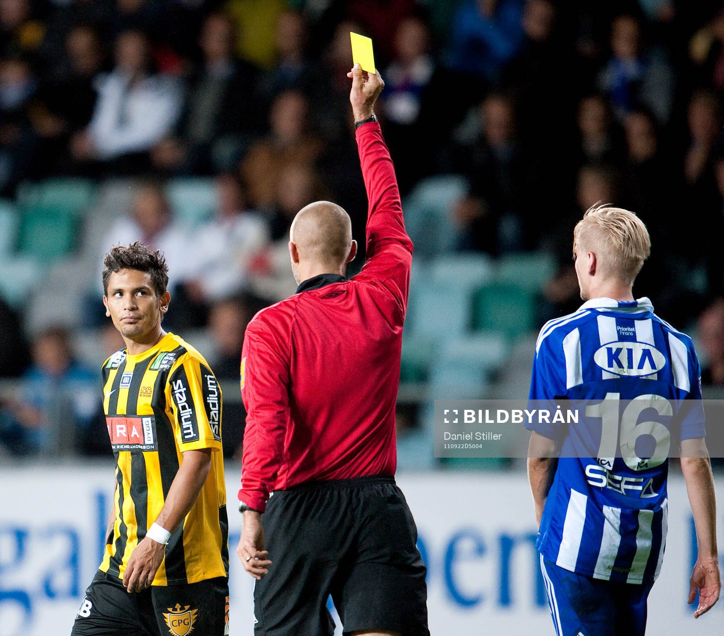 Många gula kort i matchen, här Andres Vasques, Häcken.
