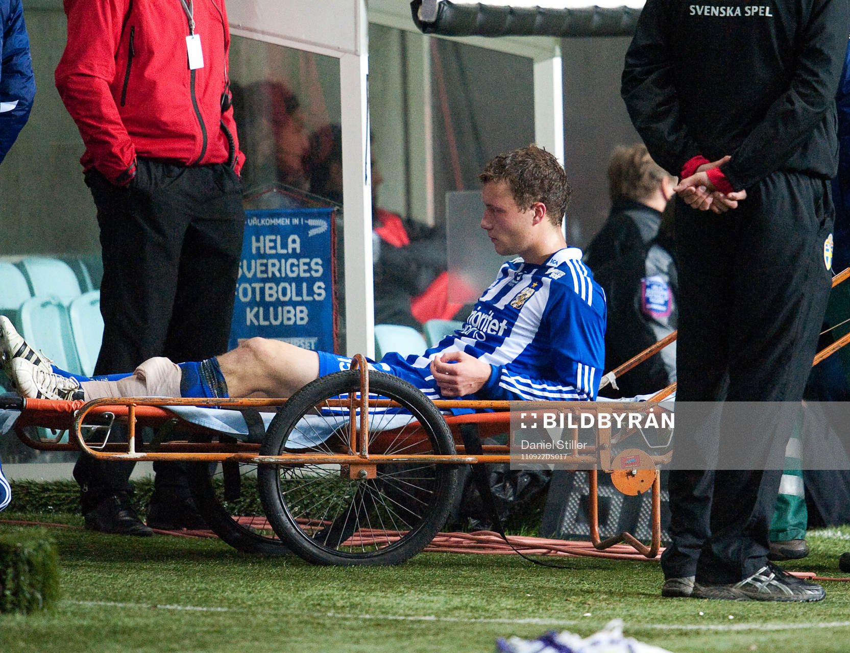 Jakob Johansson, IFK Göteborg, skadas och får utgå.