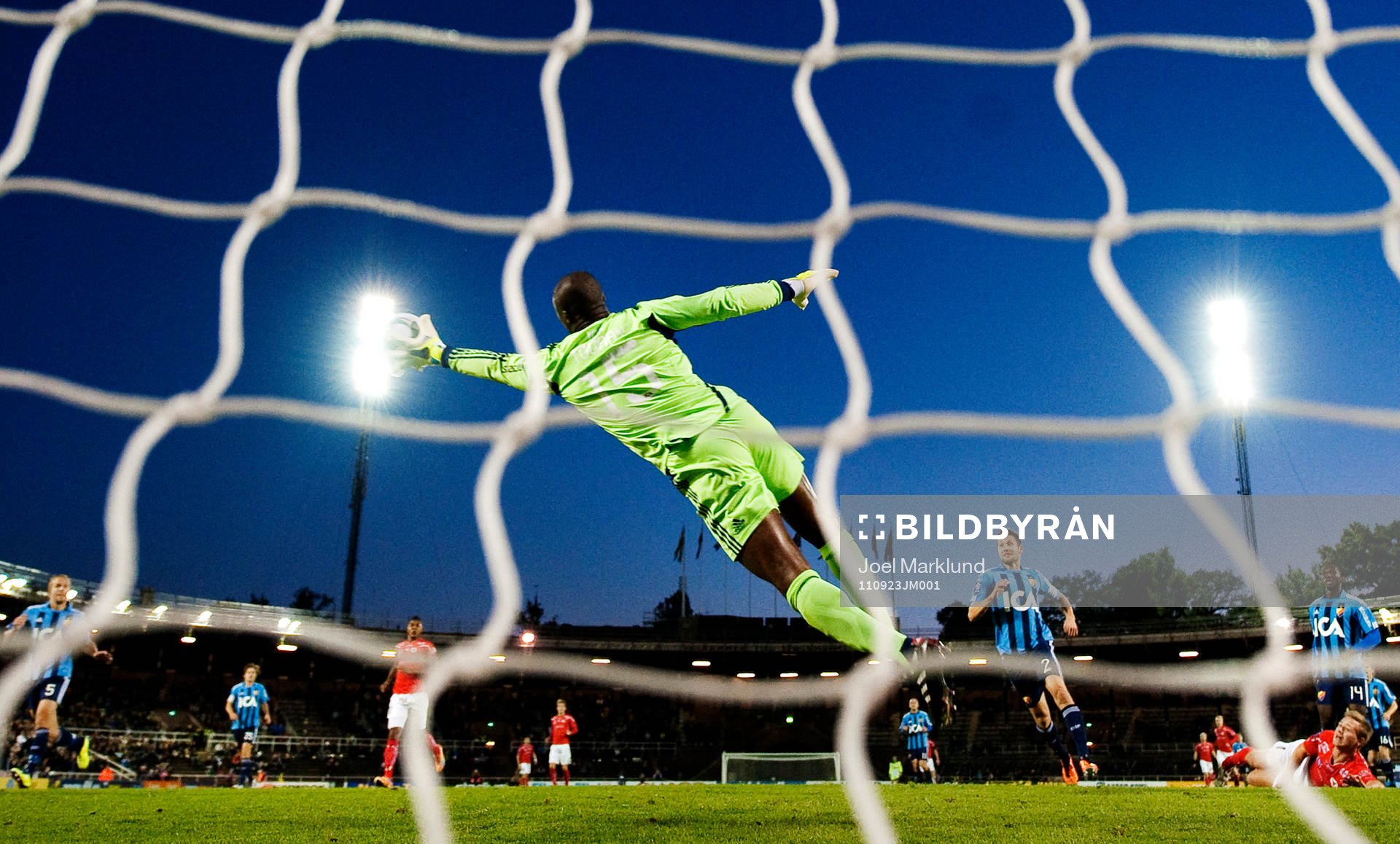 Pa Dembo Touray, målvakt, Djurgården, räddar ett skott