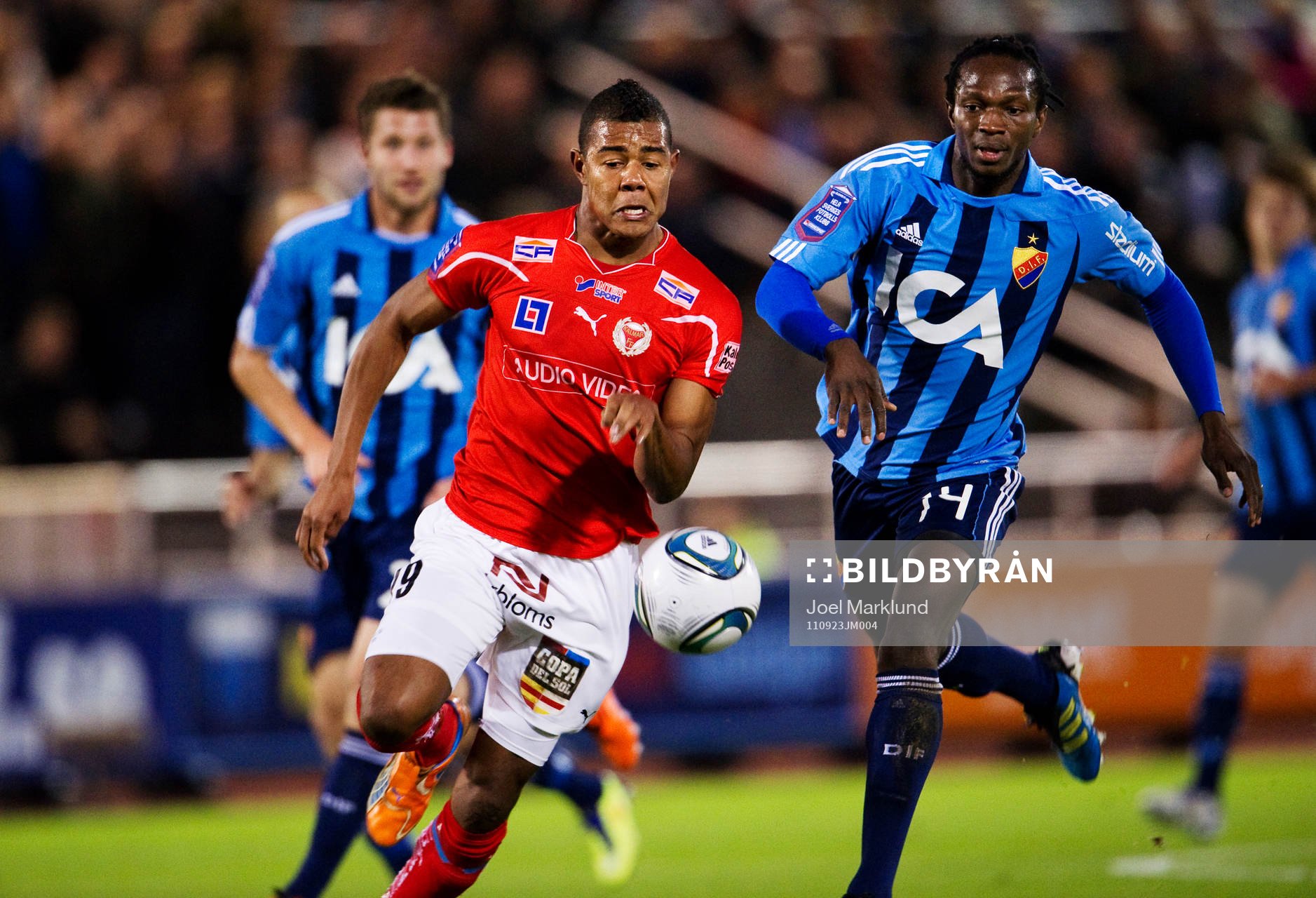 Ricardo Santos, Kalmar, jagar bollen framför Kebba Ceesay,