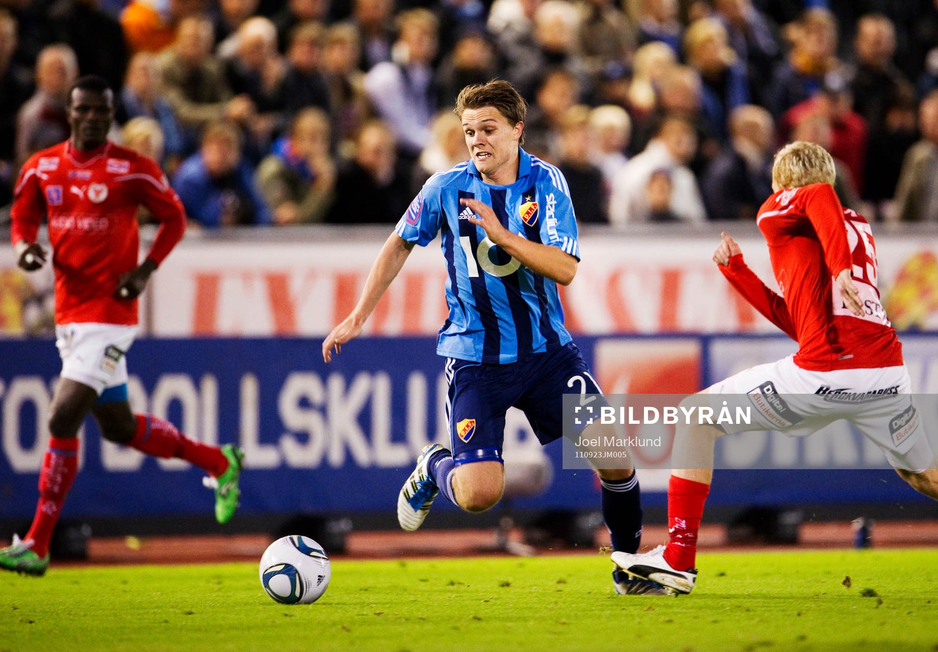  Nicolaj Agger, Djurgården, kontrollerar bollen.