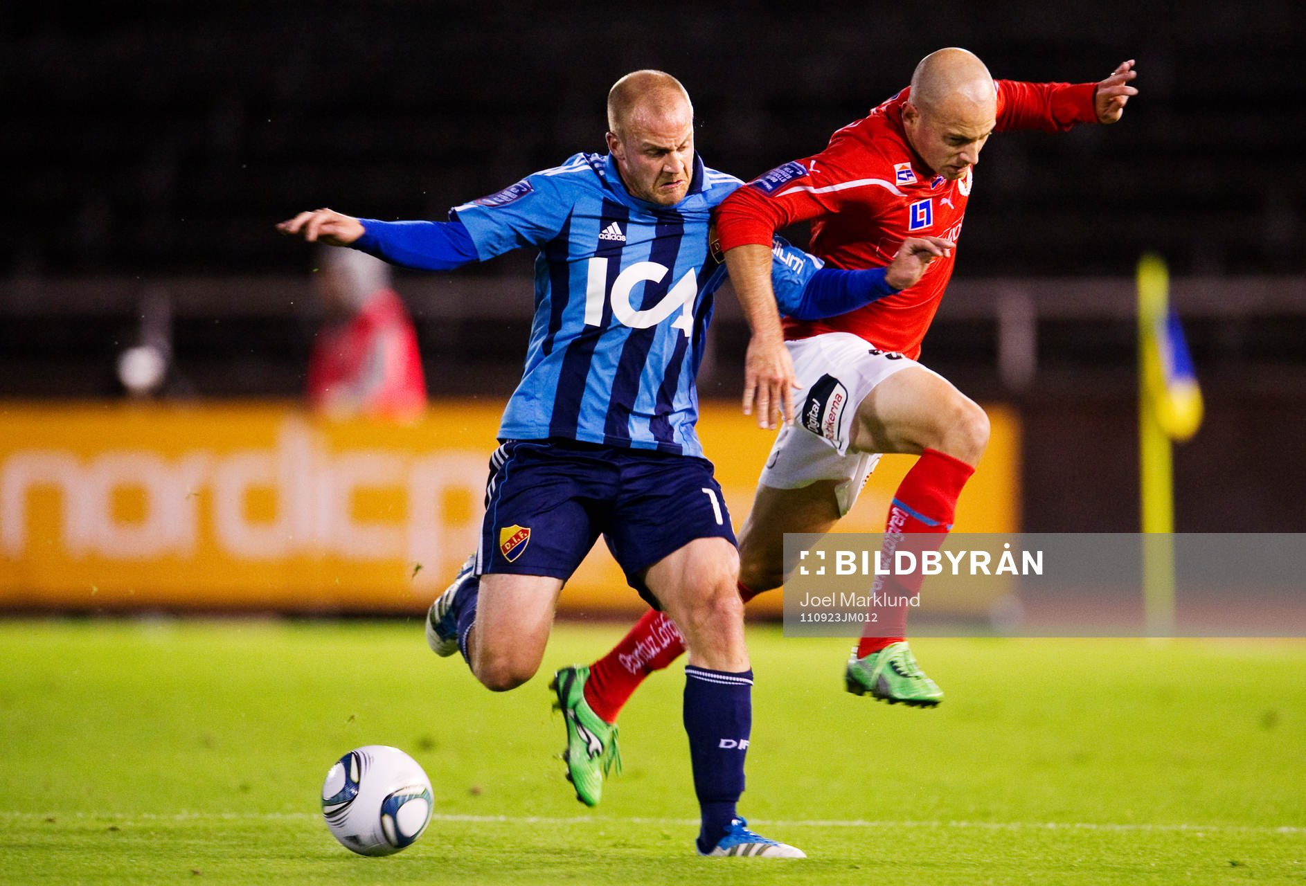 Daniel Sjölund, Djurgården, trycker undan Stefan Larsson,